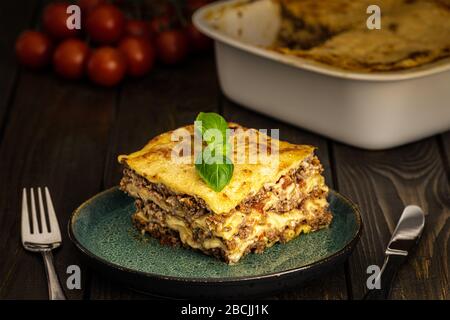 Klassisches italienisches Lasagne Stück auf Platte auf Holztisch, gesunde Nahrung Stockfoto