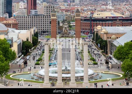 Blick auf die vier Säulen, den magischen Brunnen von Montjuic und die Torres Venecianes von den Stufen des Museu Nacional d'Art de Catalunya, Barcelona Stockfoto