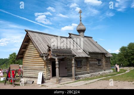 STARAYA LADOGA, RUSSLAND-CIRCA Jun, 2018: Alte Holzkirche befindet sich in der Ladoga-Festung. Es ist Staraya Ladoga historisch-architektonisch und Archäologi Stockfoto