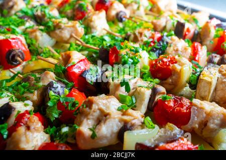 Hühnchen-, Auberginen-, Tomaten-, süße Paprika- und Champignonscheiben werden auf Holzspießen aufgereiht und bis zum Rosy gebraten. Köstliche Delikatesse mit frisch zubereitetem Essen Stockfoto