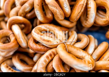 Nahaufnahme von vielen russischen Bagels auf dem Tisch in Warschau, Polen, die Textur als traditionelles Essen zu Weihnachten auf dem Straßenmarkt zeigen Stockfoto