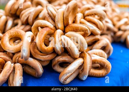 Nahaufnahme vieler russischer Bagels auf blauem Tisch in Warschau, Polen, die während der Weihnachtszeit auf dem Straßenmarkt Textur als traditionelles Essen zeigen Stockfoto