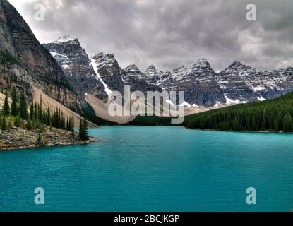 Blick Vom Rockpile Trail Lookout Auf Den Bezaubernden Moraine Lake Banff National Park Stockfoto
