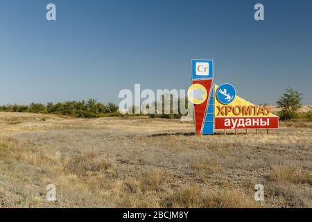 Khromtau, Kasachstan - 23. August 2019: Schild Khromtau Bezirk. Ein Verkehrsschild begrüßen die Besucher des Khromtau Bezirk. Stockfoto