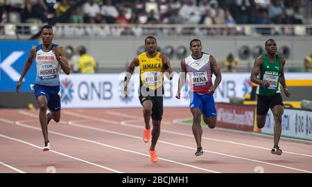 DOHA - KATAR - 30. Sept.: Zharnel Hughes (GB&NI) Yohan Blake (JAM) Reynier Mena (CUB) Divine Oduduru (NGR) tritt im 200-m-Halbfinale tagsüber an Stockfoto