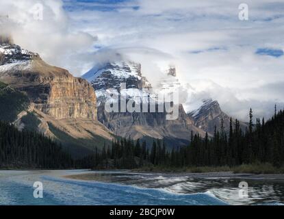 Bootsfahrt Zwischen Den Majestätischen Snowy Mountains Im Lake Maligne Jasper National Park Stockfoto