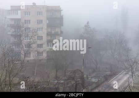 Alte gebäude der sowjetunion in Rivne, Ukraine im Winter kalte Nebel Wetter grau düstere Armutsarchitektur Stockfoto