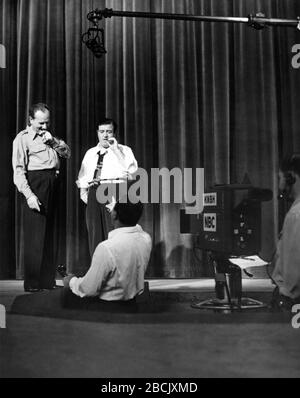 BUD ABBOTT und LOU COSTELLO mit Regisseur ca. 1953 über Set Candid Dreharbeiten ZU ABBOTT UND COSTELLO SHOW TV Serie 1952-1957 für Television Corporation of America/National Broadcasting Corporation (NBC) Stockfoto