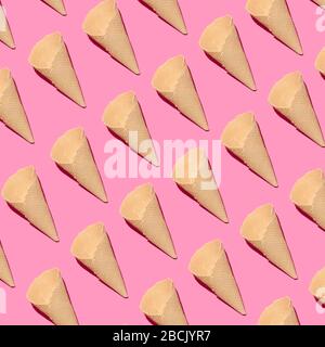 Waffelkegelmuster auf pinkfarbenem Hintergrund Stockfoto
