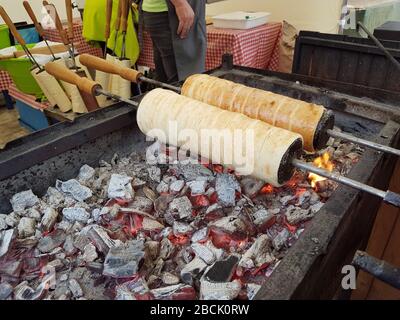 Ungarische Schornsteinkuchen Kochen über offene Kohlen Stockfoto