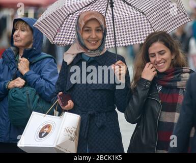 Türkische Frauen in der Istiklal-Allee an einem regnerischen Nachmittag, Istanbul. Türkei Stockfoto