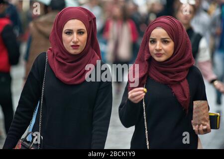 Türkische Frauen tragen passende Paschminas in der Istiklal Avenue, Istanbul. Türkei Stockfoto