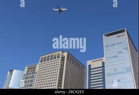 Tokio, Japan. April 2020. Ein Jetliner fliegt am Samstag, 4. April 2020, in Shingawa in Tokio über Gebäude. Neue Flugroute, die sich dem Flughafen Tokios Haneda näherte, wurde diese Woche in Betrieb genommen und flog über Wolkenkratzer in den Geschäftsvierteln Shinjuku, Shibuya und Shinagawa. Credit: Yoshio Tsunoda/AFLO/Alamy Live News Stockfoto