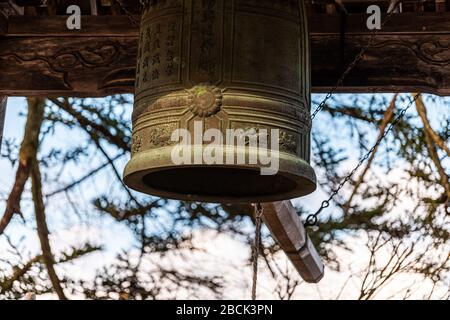 Nahaufnahme der traditionellen buddhistischen Bronzeglocke aus Bonshou am Holzturm, der im Higashiyama-Wanderkurs in Takayama, Japan der Präfektur Gifu bei Tou, hängt Stockfoto