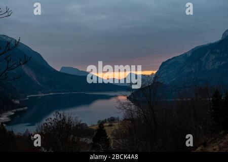 Italien, Trentino, Molveno - 26. januar 2019 - der Sonnenuntergang über dem Molvenosee Stockfoto