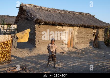 Afrika, Madagaskar, Ranohira (Isalo), Ihorombe Region. Dorf des Bara Stammes. Kinder vor ihren Häusern. Stockfoto