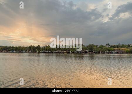 Boot- und Yacht-Boxen des Fischerdorfs am Flussufer des Dnieper bei Sonnenuntergang in der Nähe der Insel Khortytsia. Stockfoto