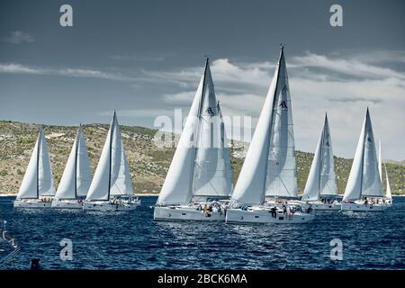 Kroatien, Adria, 18. September 2019: Segelboote nehmen an einer Segelregatta Teil, segelboot Rennen, Segel auf dem Wasser spiegeln, Anzahl der Boote ist auf achtern Stockfoto