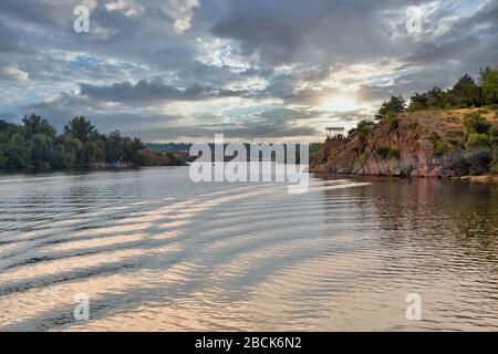 Dnieper Fluss und Khortytsia Insel Sommerlandschaft, Ukraine. Khortytsia ist die größte Insel im Fluss Dnieper. Landschaft mit Kolonnade, Sapori Stockfoto