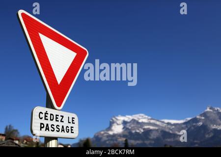 Cédez le Passage. Panneau de signalisation routière. Saint-Gervais-les-Bains. Haute-Savoie. Frankreich. Stockfoto