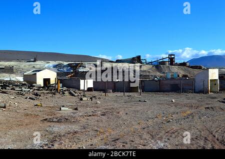 Industrieanlage, in der der Schwefel vor der Überführung zum Bahnhof Caipe verarbeitet wurde. Salta, Argentinien Stockfoto