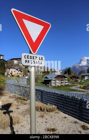 Cédez le Passage. Panneau de signalisation routière. Saint-Gervais-les-Bains. Haute-Savoie. Frankreich. Stockfoto