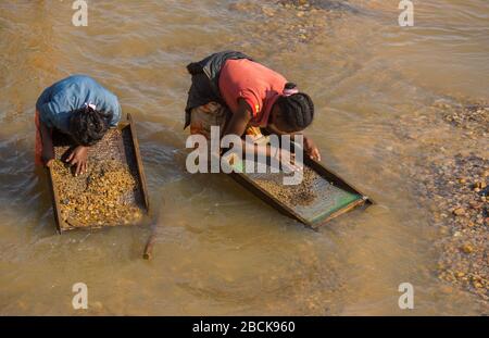 Afrika, Madagaskar, Region Ilhorombe, Ilakaka. Eines der weltweit größten bekannten alluvialen Saphirlagerstätten, die 1998 entdeckt wurden. Frauen waschen um Gold Stockfoto