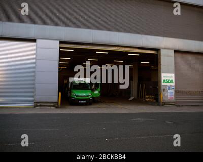 ASDA-Lieferwagen parkten an der Ladebucht des ASDA-Ladens Stockfoto