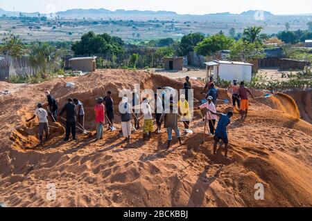 Afrika, Madagaskar, Region Ilhorombe, Ilakaka. Eines der weltweit größten bekannten alluvialen Saphirlagerstätten, die 1998 entdeckt wurden. Männer graben nach preciou Stockfoto