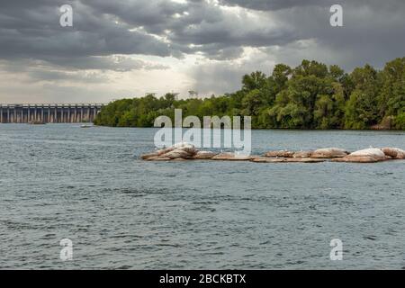 Blick von der Insel Khortytsia an den Dnjepr und Dnipro Wasserkraftwerk Staumauer in Saporischschja, Ukraine. Stockfoto