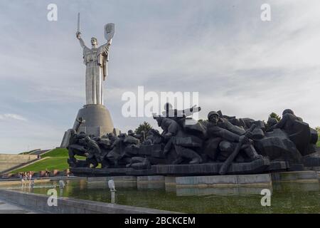 Kiew, Ukraine - 18. Mai 2019: Das berühmte Denkmal für das Vaterland, auch bekannt als Rodina-Mat unter bewölktem Himmel Stockfoto