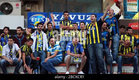 ISTANBUL, TÜRKEI - 29. AUGUST: Fenerbahce-Fans haben vor dem Spiel in rund um Kadikoy am 29. August 2012 in Istanbul, Türkei, Spaß. Stockfoto