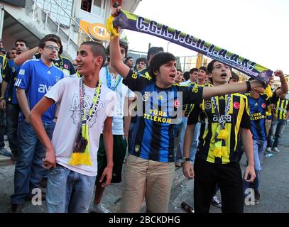 ISTANBUL, TÜRKEI - 29. AUGUST: Fenerbahce-Fans haben vor dem Spiel in rund um Kadikoy am 29. August 2012 in Istanbul, Türkei, Spaß. Stockfoto