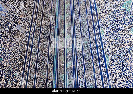 Nahaufnahme des AK Sheikh Bobo Keramik Mosaik in blau und weiß Farben. Das Hotel liegt in Itchan Kala, der ummauerten Innenstadt von Chiwa, Usbekistan. Stockfoto
