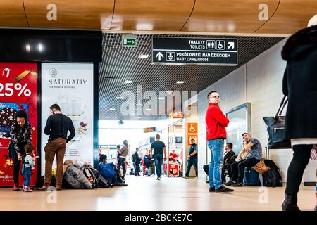 Warschau, Polen - 27. Dezember 2019: Flughafen Modlin in der Nähe der Hauptstadt Warszawa mit vielen Menschen auf Hallenkorridor in der Nähe von Toren auf günstige Flugplatz-Preise Stockfoto