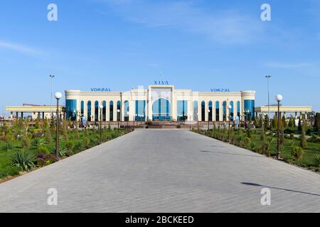 Neuer Bahnhof von Chiwa (Xiva Vokzal in Usbekisch). Kürzlich eröffnete Option des Schienenverkehrs von Taschkent und Buchara in Usbekistan. Stockfoto