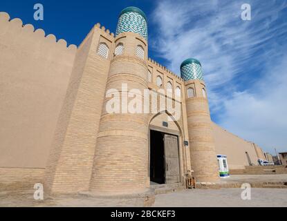 Eingang der Kunya-Ark Festung in Chiwa, Usbekistan. Alte Festung Tor und Mauer mit Ziegeln namens Kuhna Arche in Itchan Kala gebaut. Stockfoto