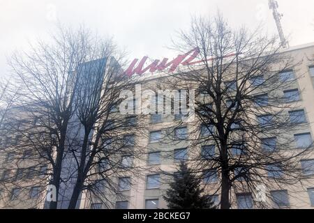 Rivne, Ukraine - 4. Januar 2020: Retro Vintage Building Exterieur in der westukrainischen Stadt Rovno mit Schild für das historische Hotel mir auf Winter düster da Stockfoto