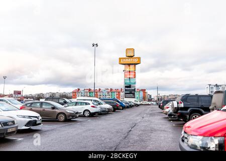 Rivne, Ukraine - 4. Januar 2020: Westukrainische Stadt Rovno mit Parkplatz und Schild für das berühmte Einkaufszentrum Ekvator in der Innenstadt Stockfoto