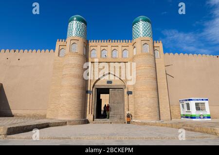 Eingang der Kunya-Ark Festung in Chiwa, Usbekistan. Alte Festung Tor und Mauer mit Ziegeln namens Kuhna Arche in Itchan Kala gebaut. Stockfoto