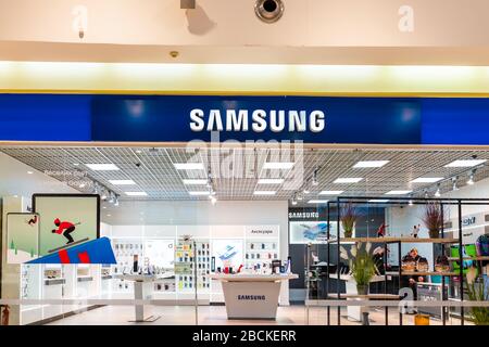 Rivne, Ukraine - 4. Januar 2020: Ukrainische Stadt Rovno mit Schild für Samsung-Shop im berühmten Einkaufszentrum Ekvator in der Innenstadt Stockfoto