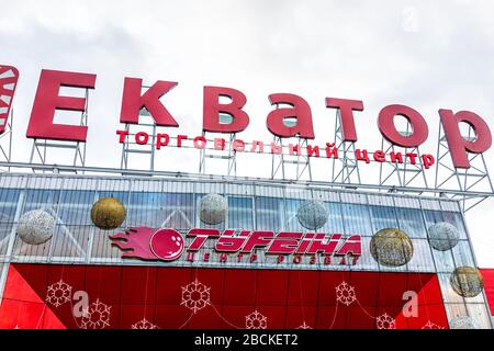 Rivne, Ukraine - 4. Januar 2020: Ukrainische Stadt Rovno mit Außenschild für das berühmte Einkaufszentrum Ekvator Equator in der Innenstadt Stockfoto