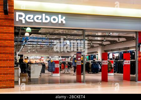 Rivne, Ukraine - 4. Januar 2020: Ukrainische Stadt Rovno mit Schild für Reebok Bekleidungsgeschäft im berühmten Ekvator Einkaufszentrum in der Innenstadt Stockfoto