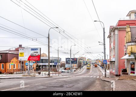 Rivne, Ukraine - 6. Januar 2020: Retro-Vintage-Gebäude in der westukrainischen Innenstadt von Rovno mit Schildern und Soborna Road by Stores Stockfoto