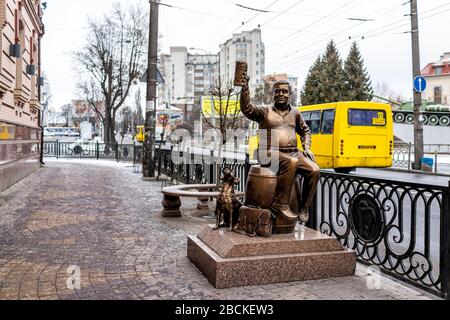 Rivne, Ukraine - 6. Januar 2020: Westukrainische Stadt Rovno mit Statusskulptur in der Nähe der Bierbrauerei berühmte historische Fabrik namens Riven Stockfoto