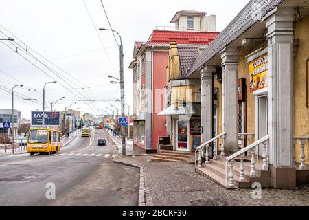 Rivne, Ukraine - 6. Januar 2020: Alte Gebäude in der westukrainischen Innenstadt von Rovno mit Schildern und Soborna Straße durch Geschäfte Stockfoto