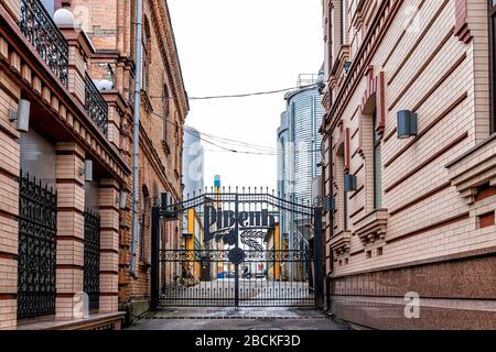 Rivne, Ukraine - 6. Januar 2020: Altes Gebäudetor außen in der westukrainischen Stadt Rovno mit Schild für Bierbrauerei berühmte historische Fabrik Ca Stockfoto