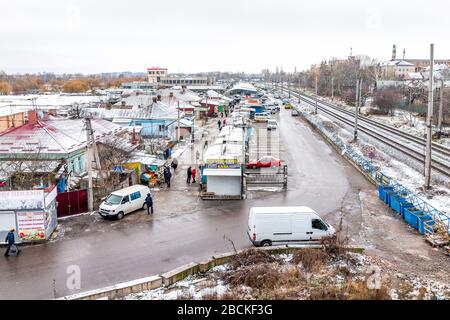 Rivne, Ukraine - 6. Januar 2020: Alte Gebäude auf dem Markt in der westukrainischen Stadt Rovno im Stadtzentrum mit Blick auf die Menschen in Geschäften Stockfoto