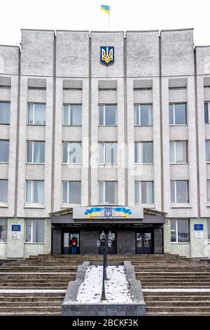 Rivne, Ukraine - 6. Januar 2020: Westukrainische Stadt Rovno mit parlamentsgebäude Werhovna Rada mit Fahne niemand Eingang zur Außenarchitektur Stockfoto