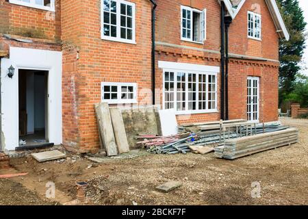 Hausverbesserung, Bauarbeiten außerhalb eines viktorianischen Hauses in Buckinghamshire, Großbritannien Stockfoto